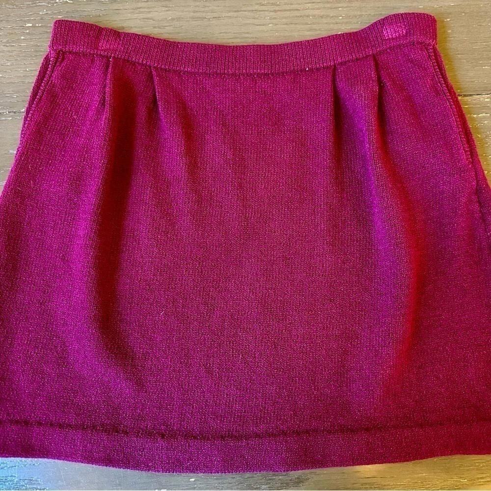 Stylish St John Pleated Mini Skirt - Size 8 - Rich Burgundy